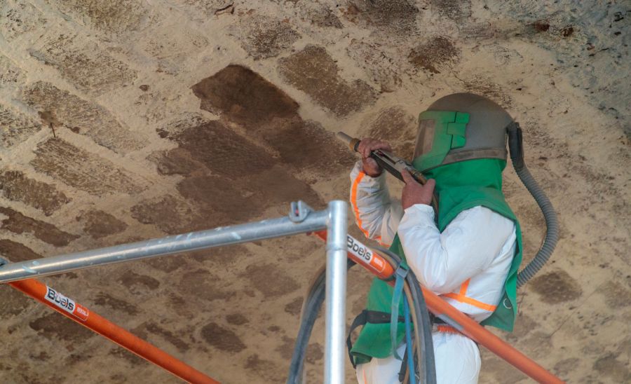 Sanierungsarbeiten im Kulturkeller am Burgplatz - Sandsteingewölbe im Bönnigheimer Burgplatzkeller wird gereinigt